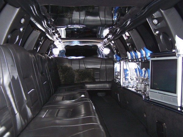 14-passenger-Lincoln-Continental-Ultra-Stretch-Limo-interior-900